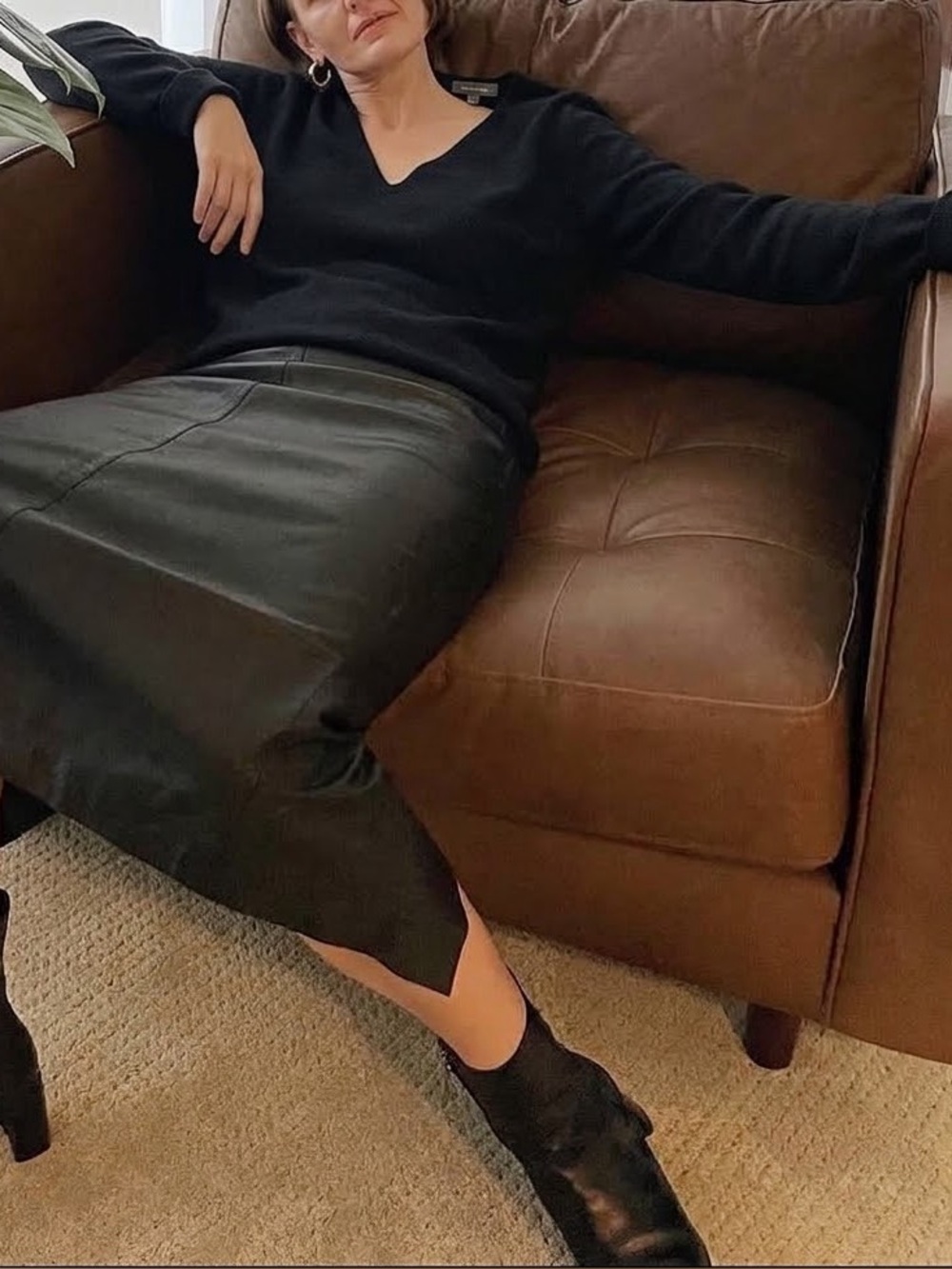 Neiman Marcus Cashmere Collection classic knit v neck sweater in black